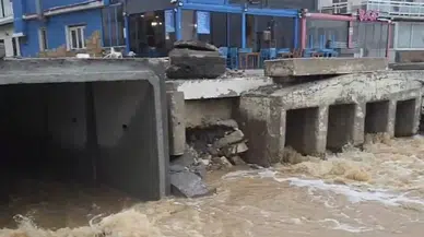 İzmir’de sağanak yağış: Yollar çöktü, minare devrildi