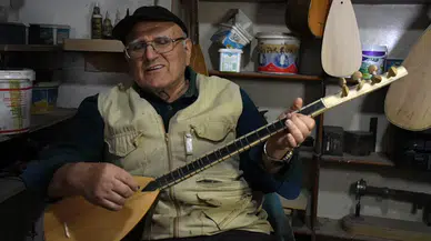 Emekli öğretmen bağlamayı hem çalıyor hem üretiyor