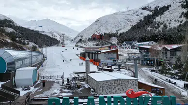 Palandöken'de kayak sezonu depolanan karla başlıyor