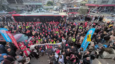 İzmir'de maaş isyanı: Belediye işçilerinden çıplak ayaklı eylem