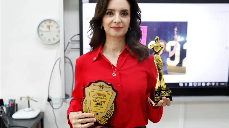 Türk öğretmen Hacer Kılıçkıran’a İngiltere’den büyük ödül