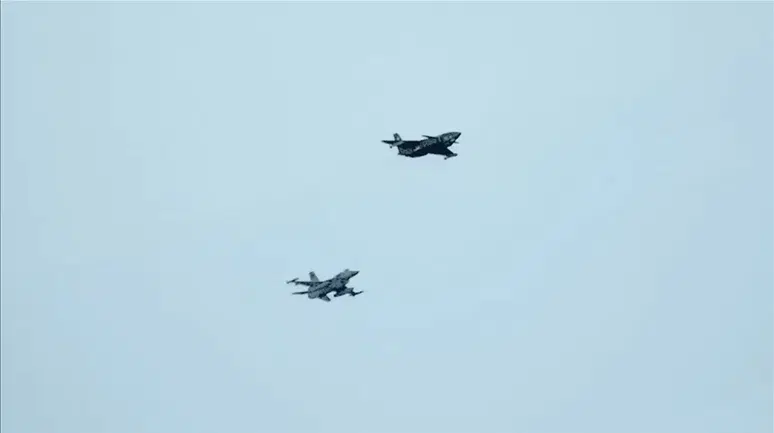 KIZILELMA ve F-16'dan tarihi ortak uçuş