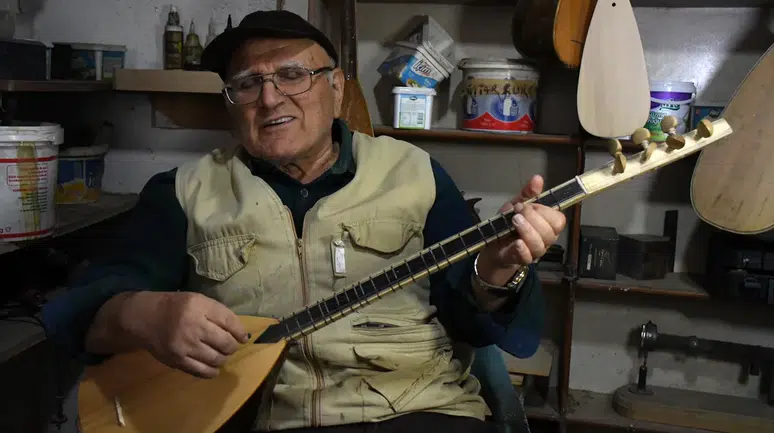 Emekli öğretmen bağlamayı hem çalıyor hem üretiyor