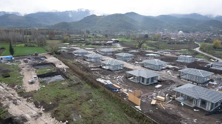 Sındırgı'da deprem konutları hızla yükseliyor
