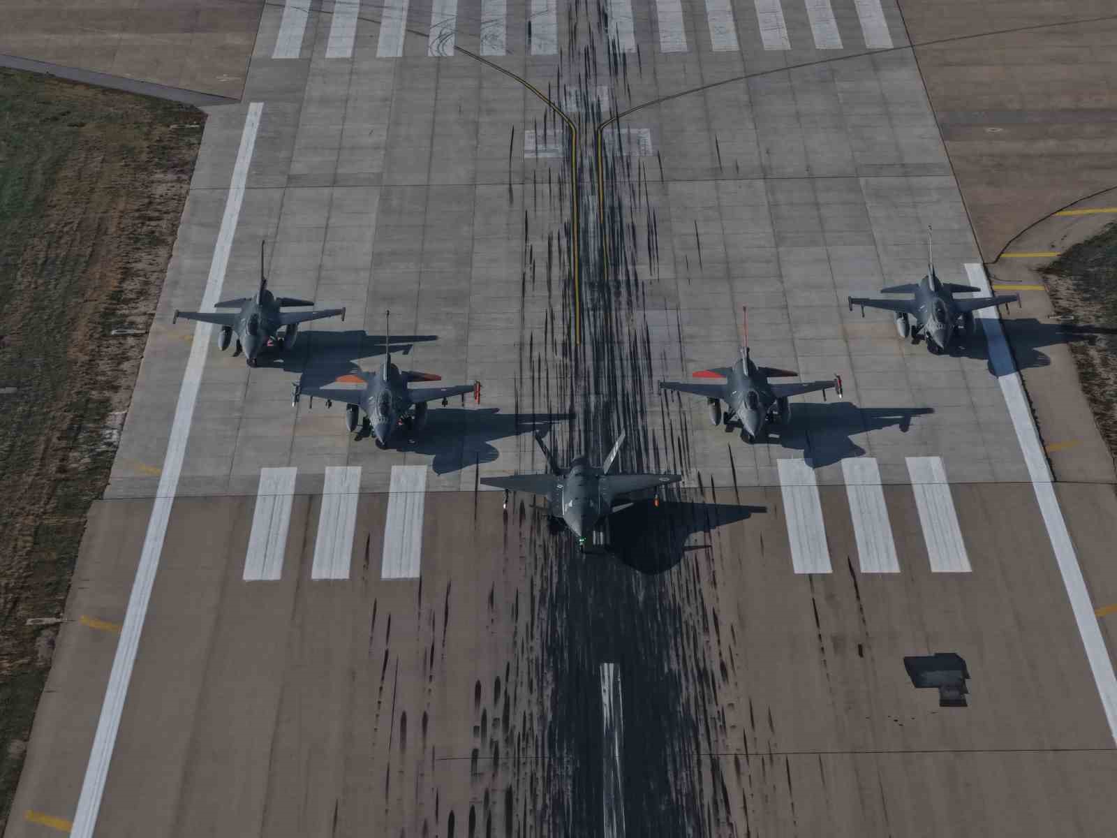 bayraktar-kizilelma-hava-hava-fuzesiyle-hedefi-vurdu